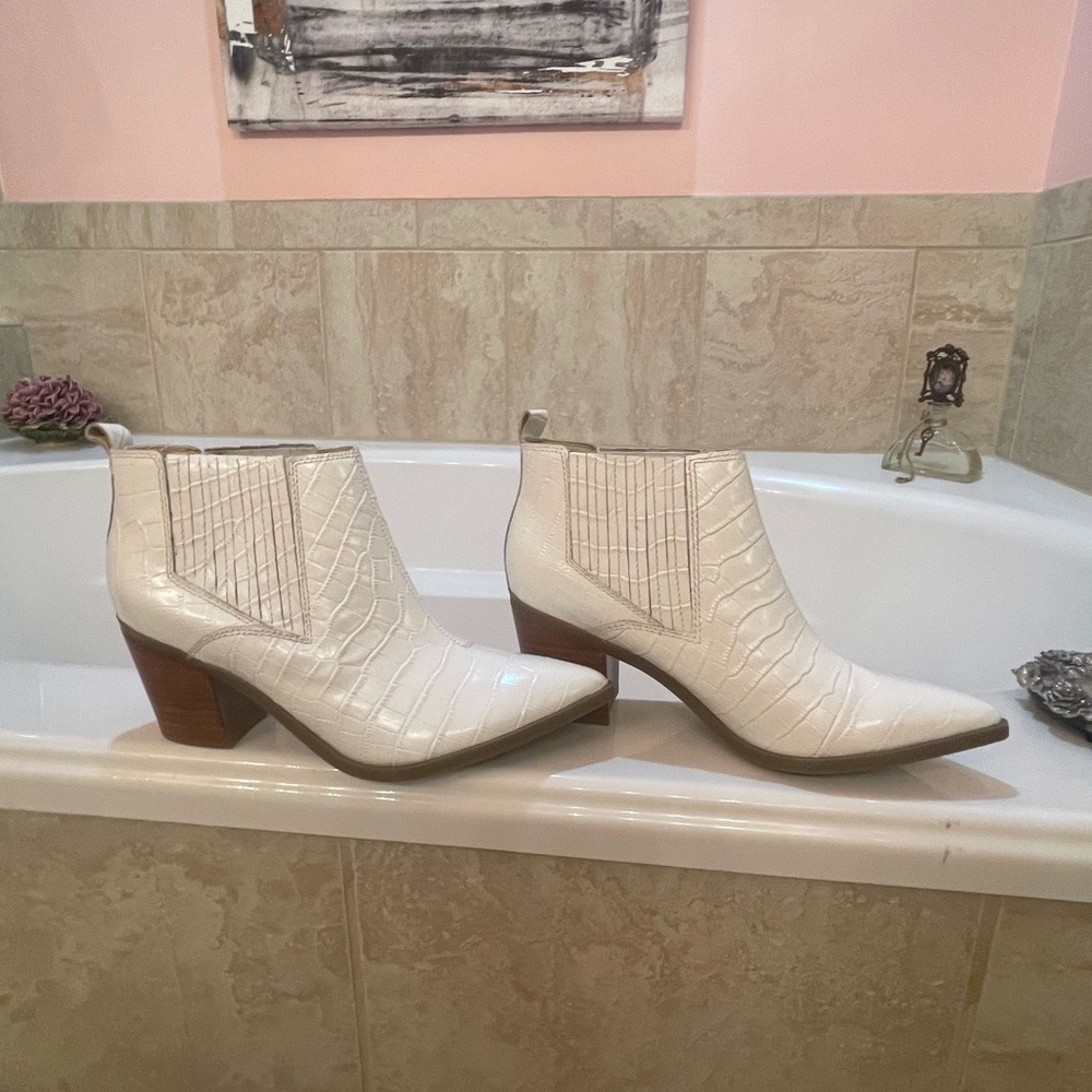 Brand new short white boots